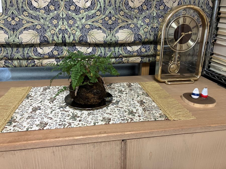 テーブルセンター狩猟紋錦（しゅりょうもんにしき）でインテリアを華やかに