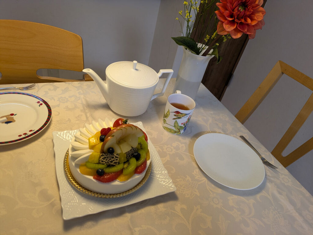 MINTONのテーブルクロスで食卓を華やかに