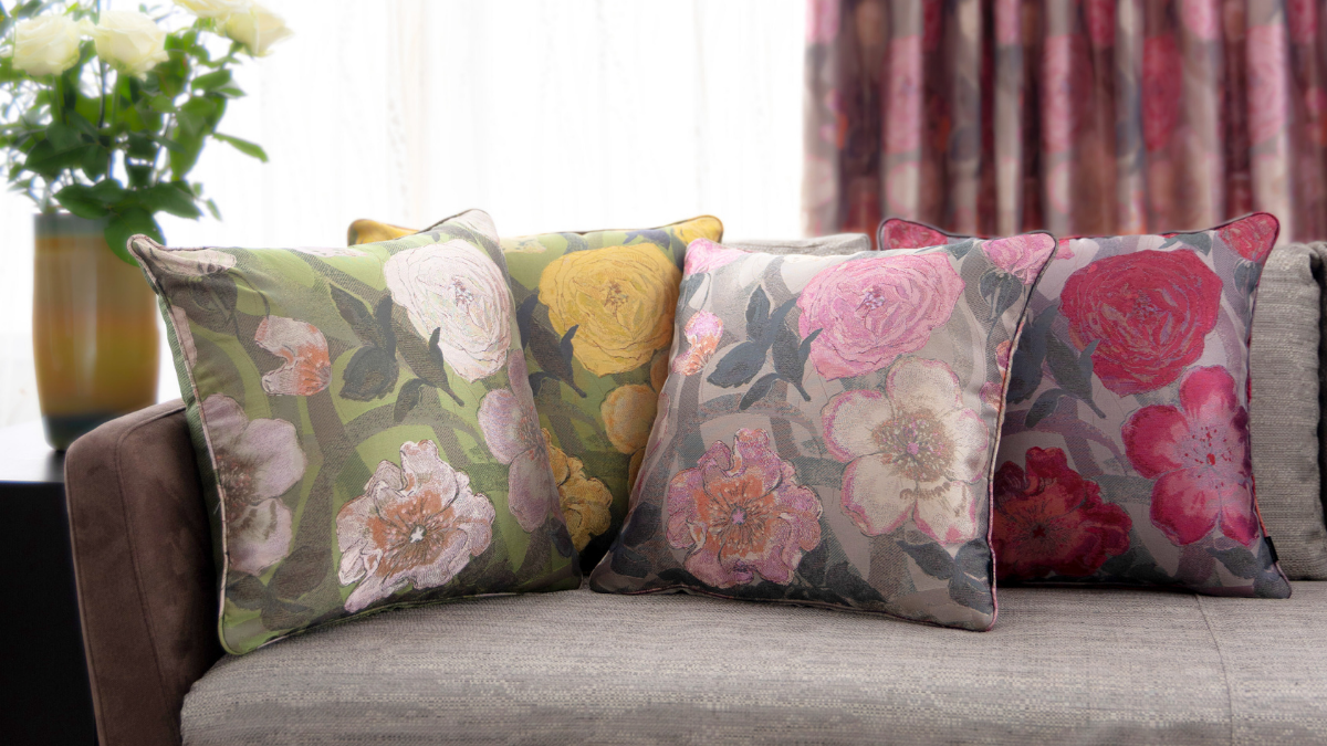 秋深まる季節 親しい人たちと過ごす時間を ― 静かな華やぎで彩るSumiko Hondaライトピンク薔薇のクッションカバー