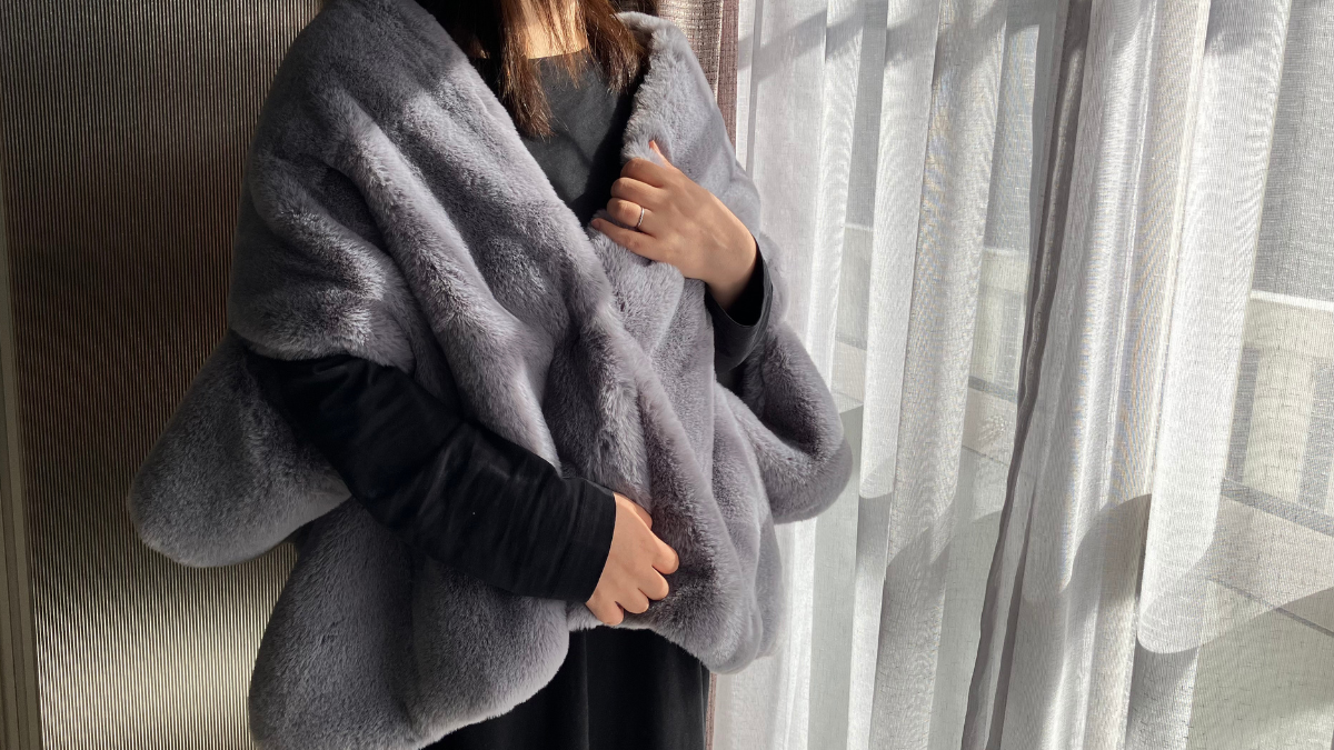 ふわふわに包まれる幸せ。TAUKOリッチェフェイクファーケープ